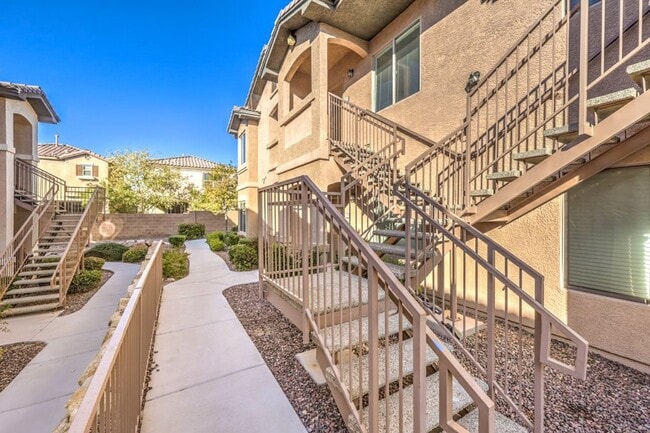Building Photo - Lovely 3-Br Condo in a Guard Gated Community in the Southwest Area