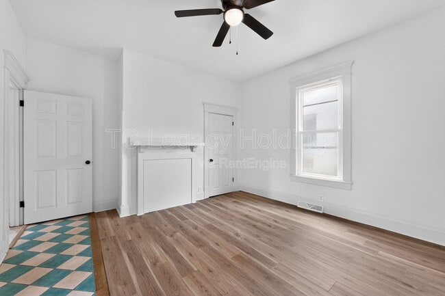 Building Photo - 1527 Farland Ave