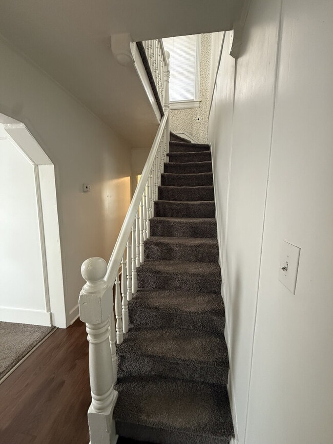 Building Photo - Very Large 3 or 4 bedroom home with nice y...