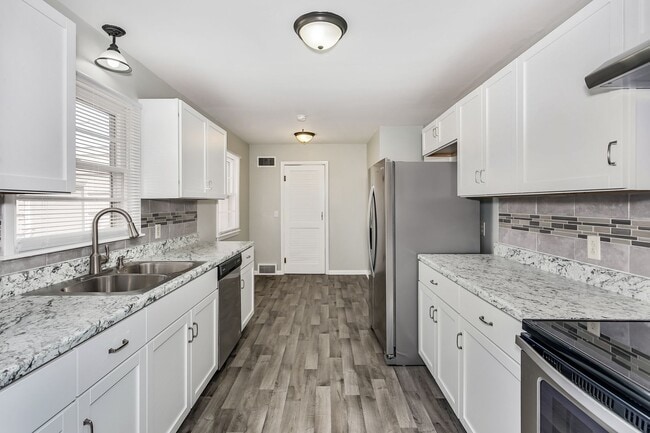 Building Photo - GORGEOUS 4 bedroom 2 bath Ranch!