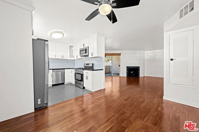 Building Photo - 610 Venice Way