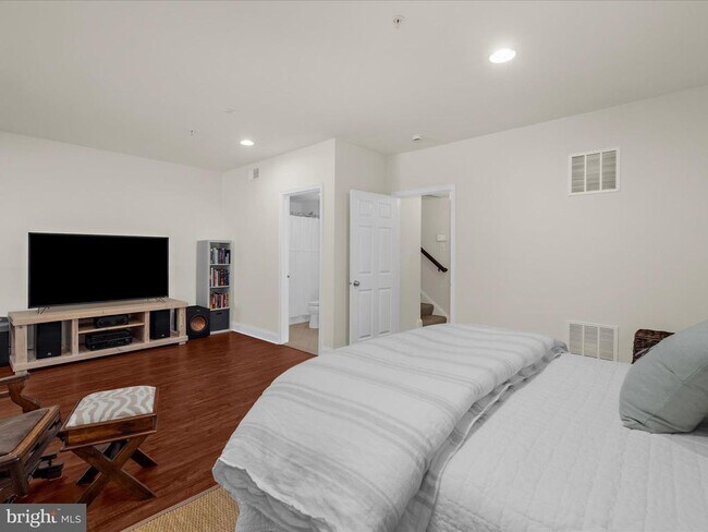 Building Photo - 8512 Pine Springs Dr