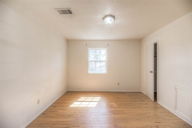 Building Photo - 25634 Chestnut Ln