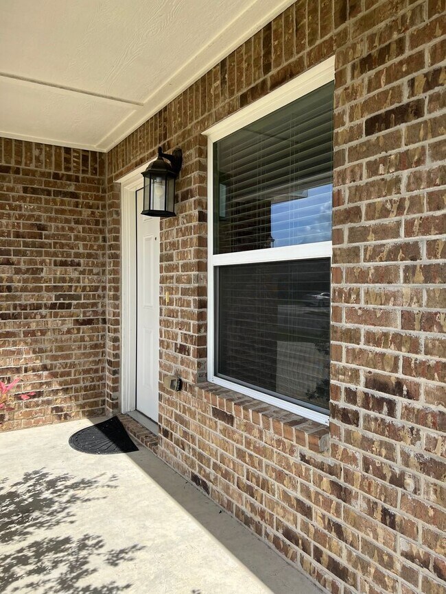 Building Photo - AVAILABLE NOW! (SECTION 8 ACCEPTED)