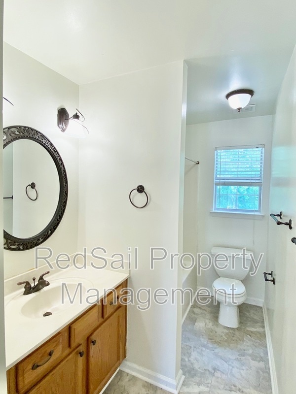 Building Photo - 889 Holbrook Dr