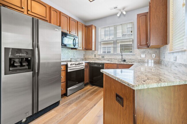 Building Photo - Fantastic Three Bedroom Townhouse in Charlotte