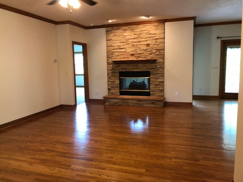 Building Photo - 859 Clearwater Cv W