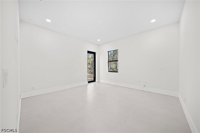 Building Photo - 1805 W 10th St