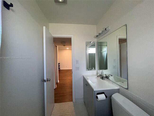 Building Photo - 2471 SW 82nd Ave