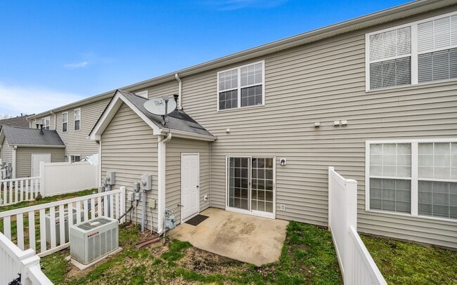 Building Photo - Bright and sunny 2 bed/2.5 bath townhome in great Durham location!