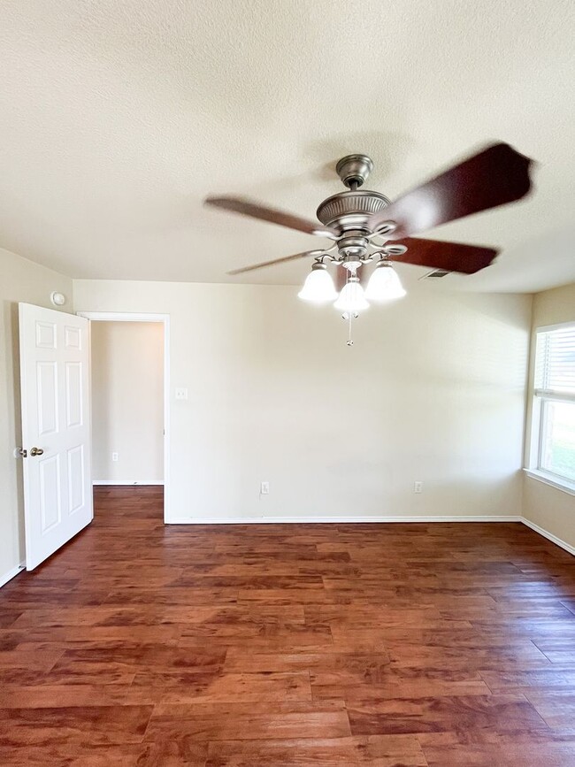 Building Photo - Available NOW!!!! Open floor plan features...