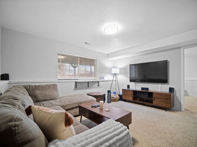 Building Photo - Bright & Comfortable 3 Bedroom Home (Furnished)