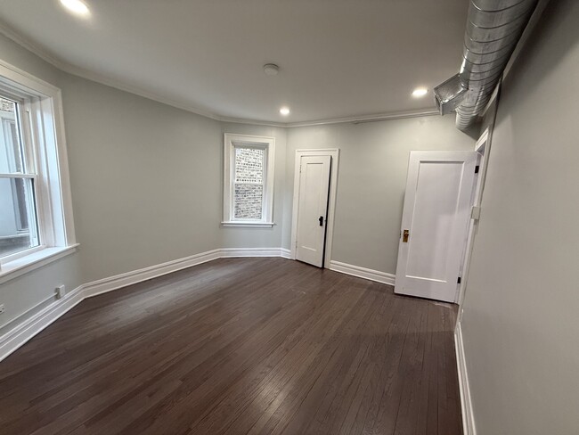Building Photo - 2827 W Lunt Ave