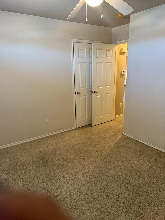 Building Photo - 400 S Castle Ridge Ln