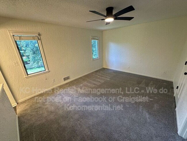 Building Photo - 3870 SW Harbor Dr