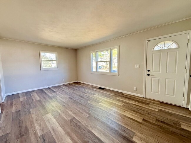 Building Photo - Newly Remodeled 3BR Home + 1 Month Free!