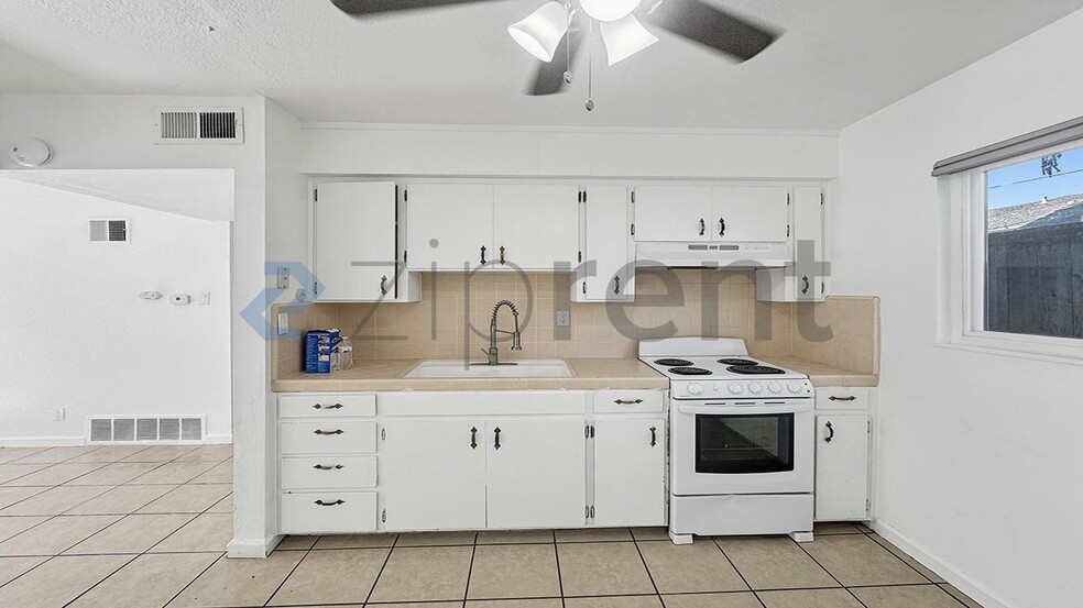 Building Photo - Unit 2