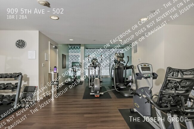 Building Photo - 909 5th Ave