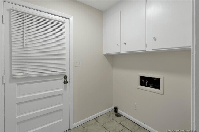 Building Photo - 2701 Lake Club Dr