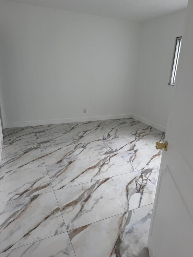 Building Photo - 1100 Pine Dr