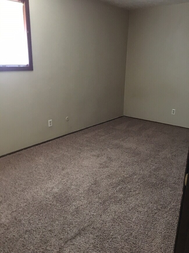 Building Photo - 1300 W Jeth Ct