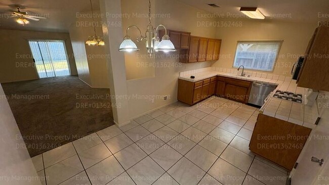 Building Photo - 4 bedroom 2 bathroom split wing home in North Bakersfield