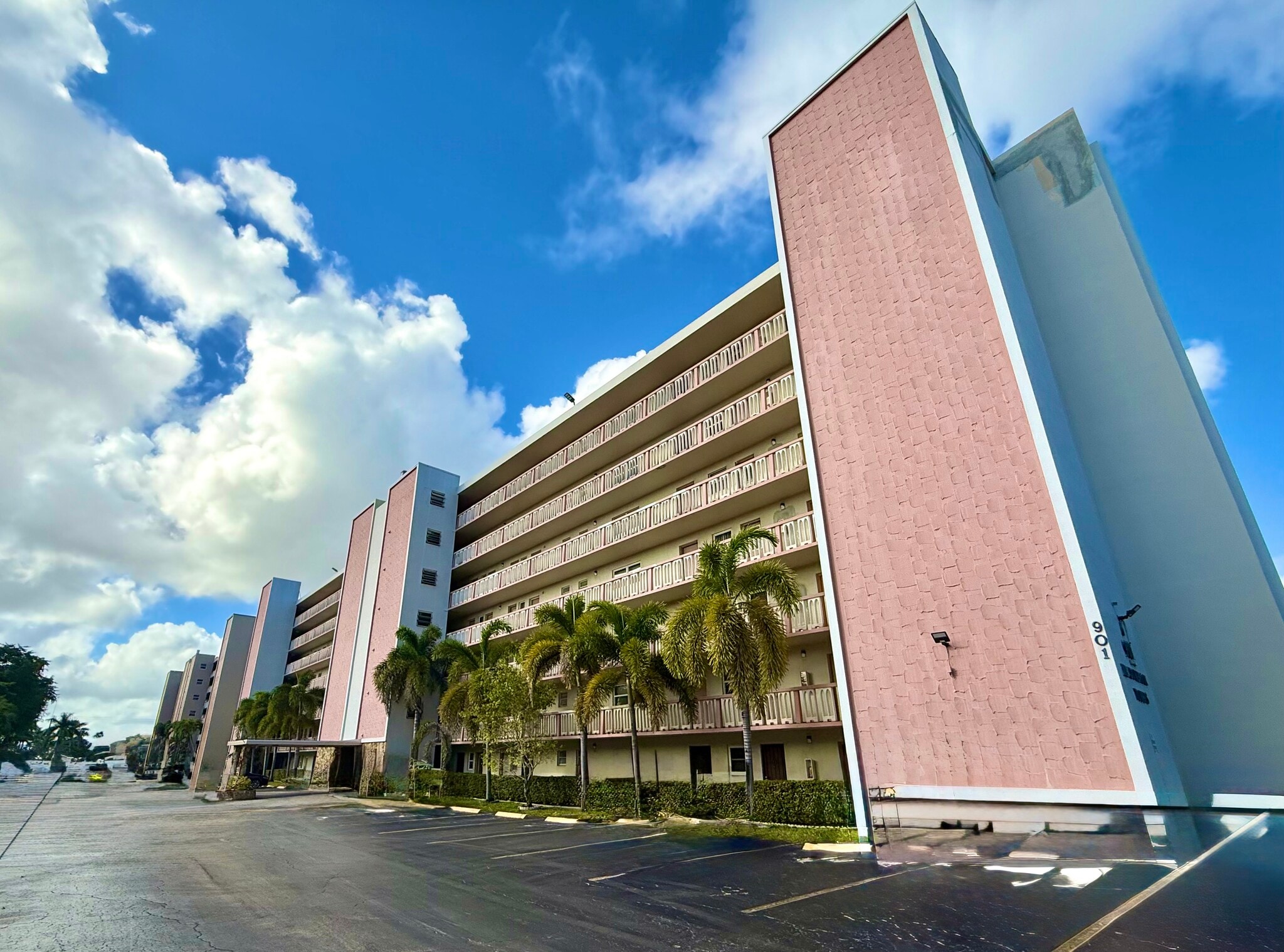 Building Photo - 901 NE 14th Ave