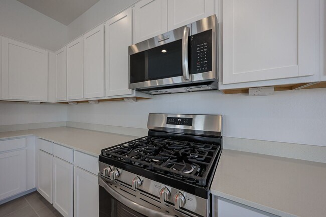 Building Photo - Beautiful 4 bedroom plus den home in Aloravita