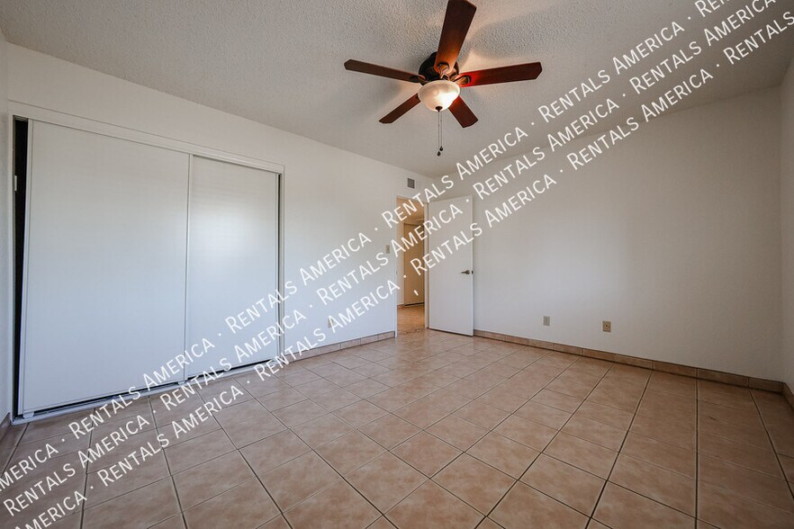 Building Photo - 710 W Alamo Dr