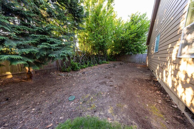 Building Photo - One Level Ranch Home - Three Bedrooms with Central Air / No HOA