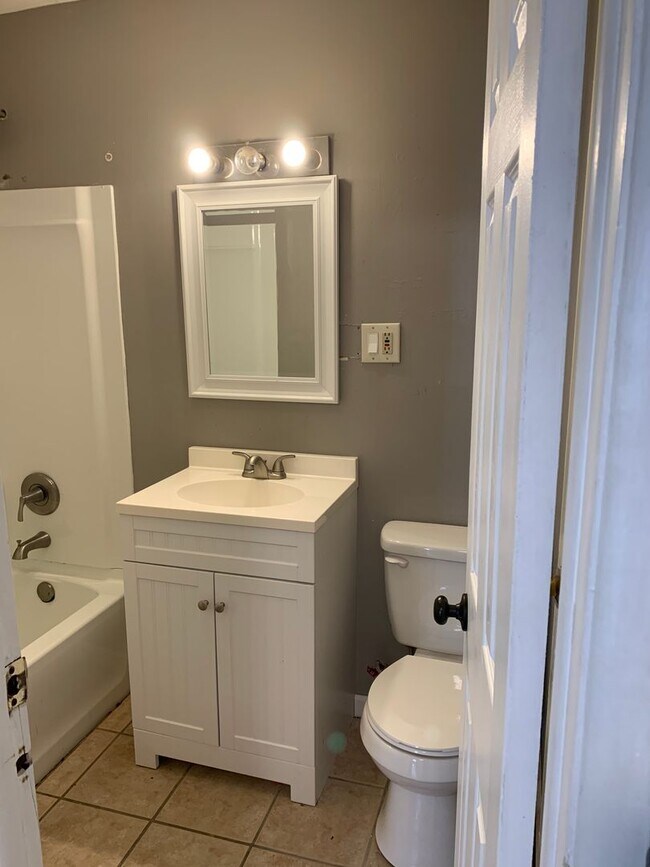 Building Photo - 1810 Fairlane- 2 Units