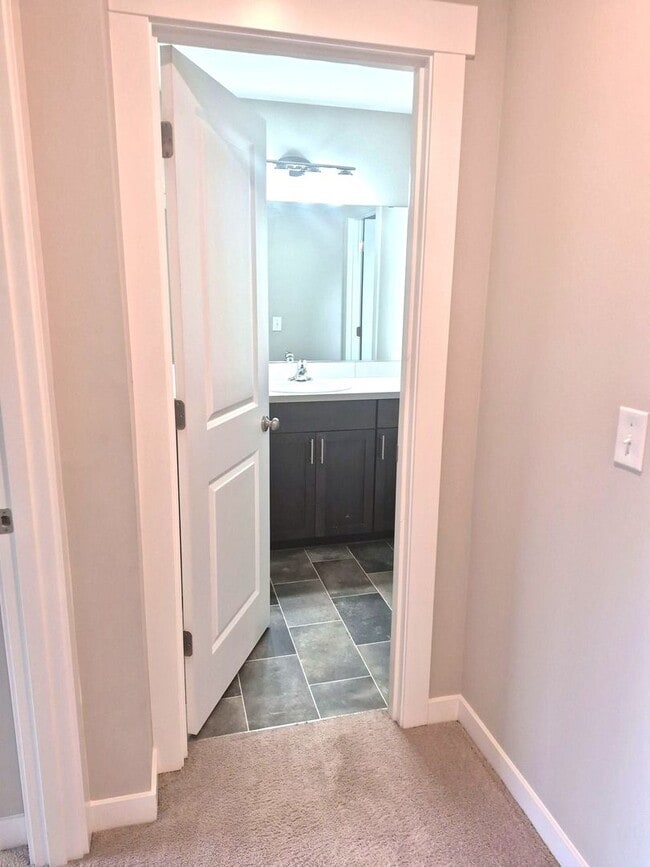 Building Photo - Beautiful 5BD/3BA home located in Rainer Ridge