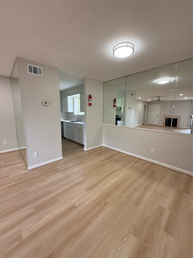Building Photo - 9797 Leawood Blvd