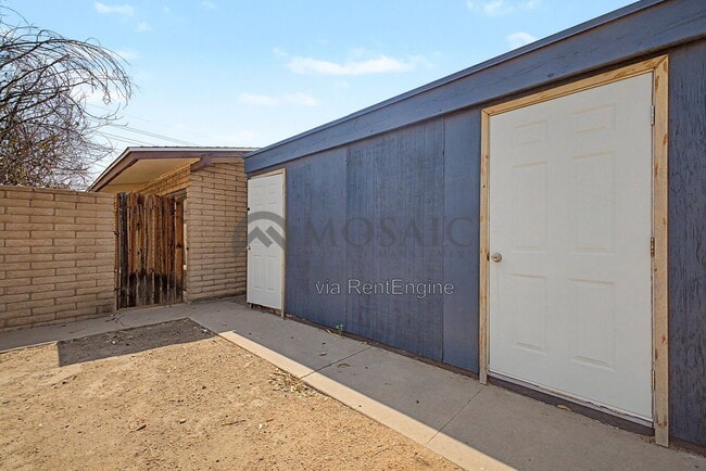 Building Photo - 1204 S McClintock Dr