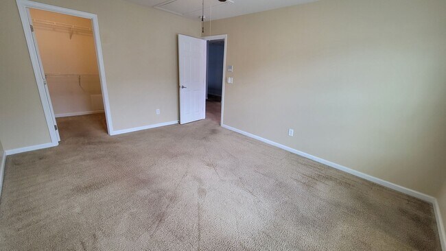 Building Photo - 4 Bed, 3.5 Townhome in Five Forks is Avail...