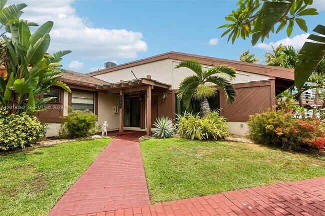 Building Photo - 2731 Parkview Dr S
