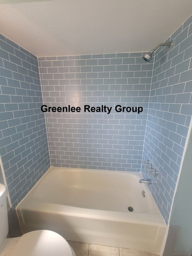 Building Photo - Updated 1 Bed/1 Bath Apt - Water/Sewer/Trash Included in Rent - Private Fenced-in Back Patio - Ti...