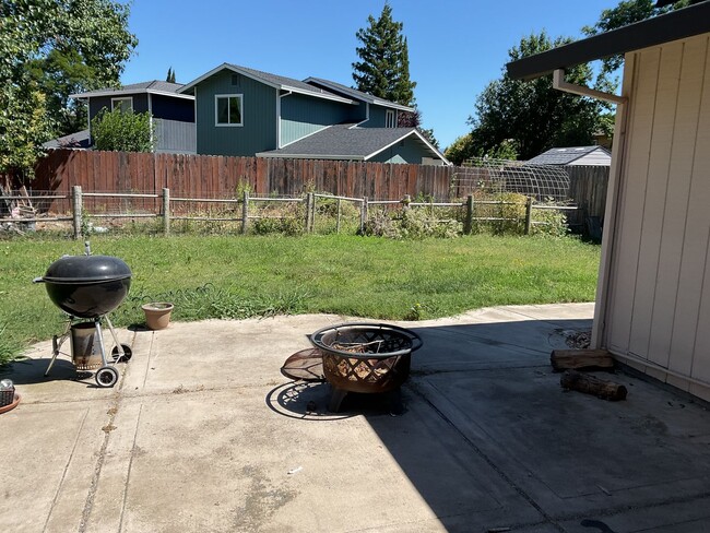 Building Photo - Chico 3 bed 2 bath home for rent, convenient location, neighborhood setting Garage, back yard