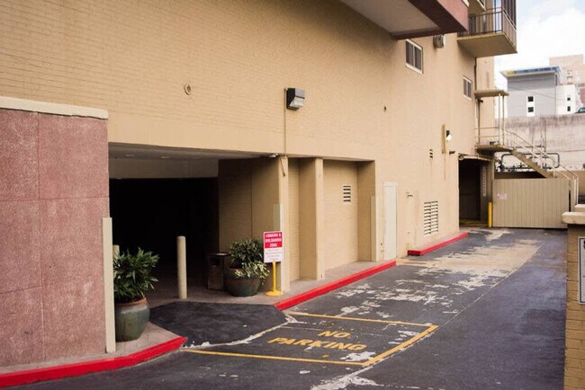 Building Photo - 300 W Peachtree St NW