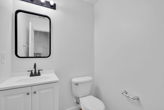 Building Photo - Welcome to this charming 3-bedroom, 2-bath...