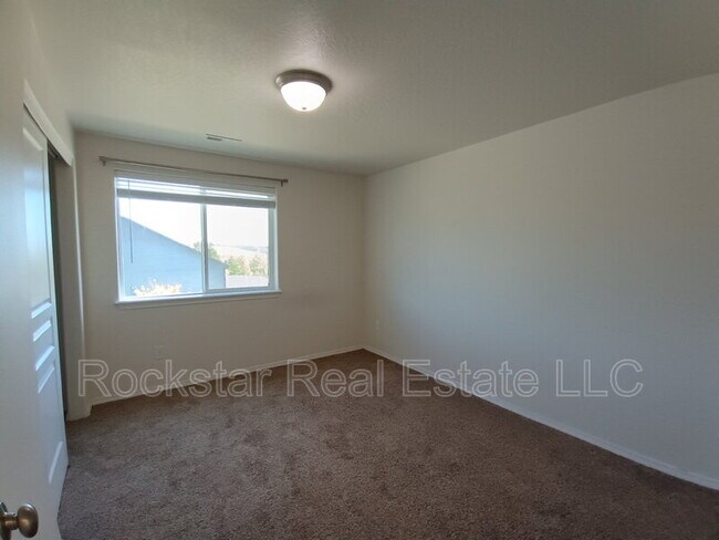 Building Photo - 1315 N Rogue River St