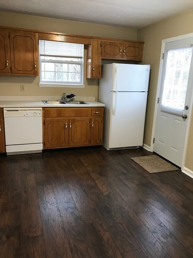 Building Photo - 1/2 off First Months Rent!!!!!   Super cute home close to Fort Campbell