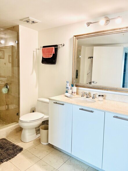 Bathroom - 1800 N Bayshore Dr