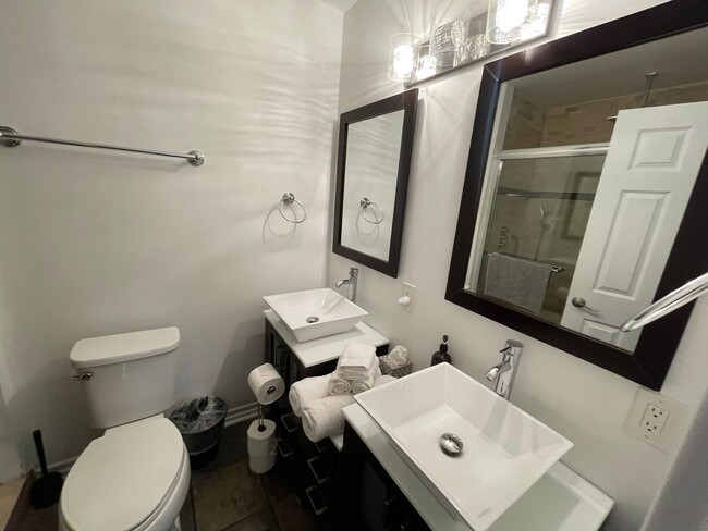 Building Photo - Charming 3 bedroom 3.5 bathroom in North Park