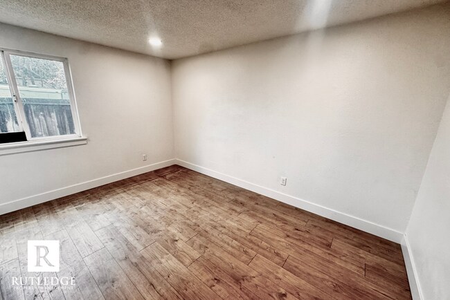 Building Photo - 855 E 9th St