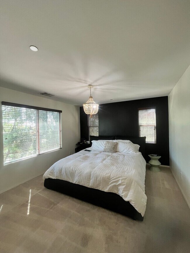 Building Photo - Spacious 4 Bed | 2-Story Townhome in Lake Pointe near Eastlake Vistas