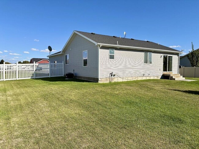 Building Photo - 2175 Roy Dr