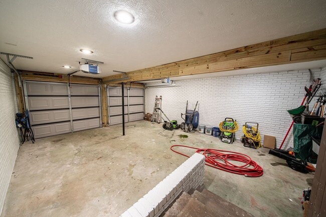 Building Photo - 4 bedroom/3 bath, 3711 sqft in Midtown!