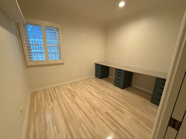 Building Photo - 7822 Bleriot Ave