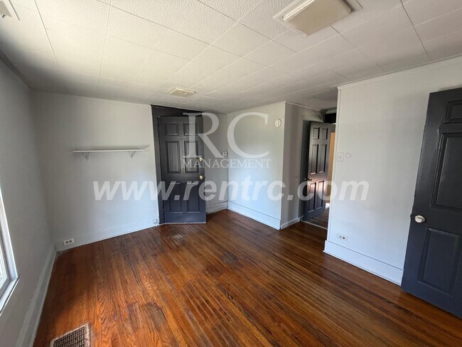 Building Photo - 715 Woodbury-